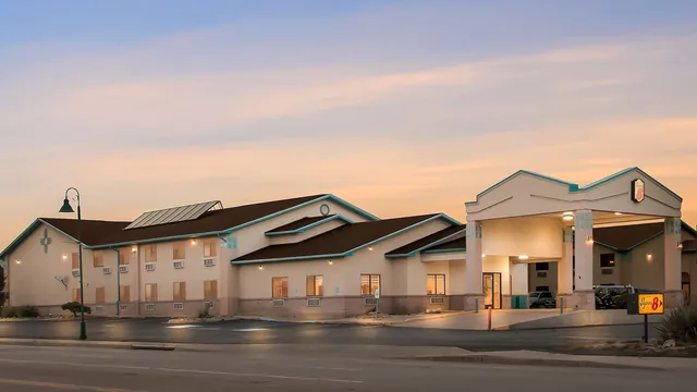 Super 8 by Wyndham Santa Rosa photo 4