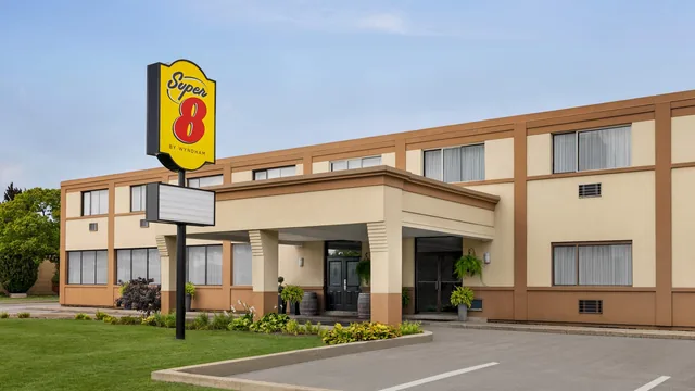 Super 8 by Wyndham Sarnia ON photo 9