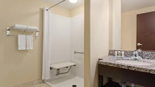 Super 8 by Wyndham Saskatoon Near Downtown photo 2