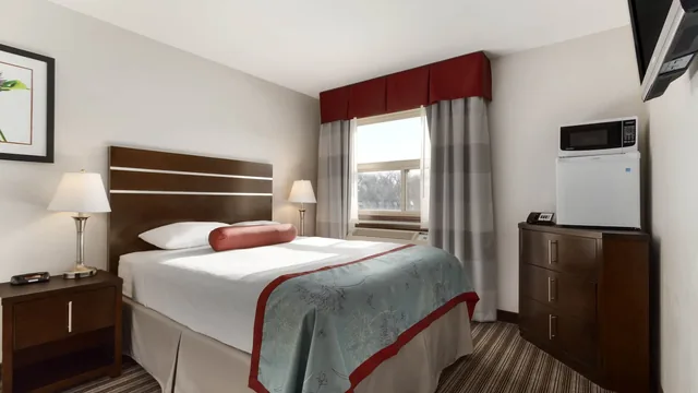 Super 8 by Wyndham Saskatoon Near Downtown photo 5