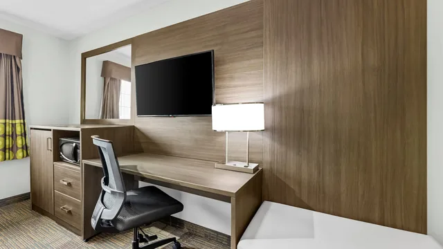 Super 8 by Wyndham Saskatoon Near Saskatoon Airport photo 1