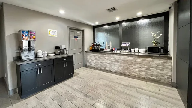 Super 8 by Wyndham Sealy photo 9