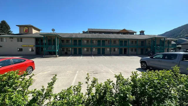 Super 8 by Wyndham Sicamous photo 7
