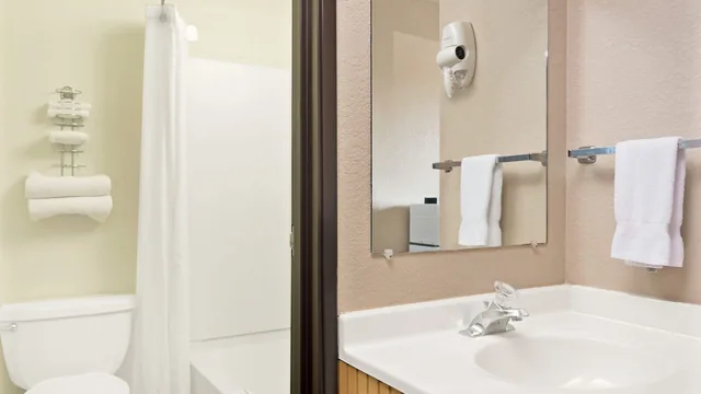 Super 8 by Wyndham Spokane/West photo 8