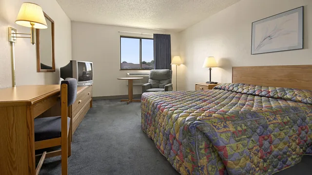 Super 8 by Wyndham Springfield North I-44 photo 11