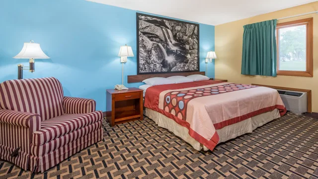 Super 8 by Wyndham Staunton photo 12