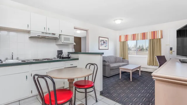 Super 8 by Wyndham Stettler photo 9