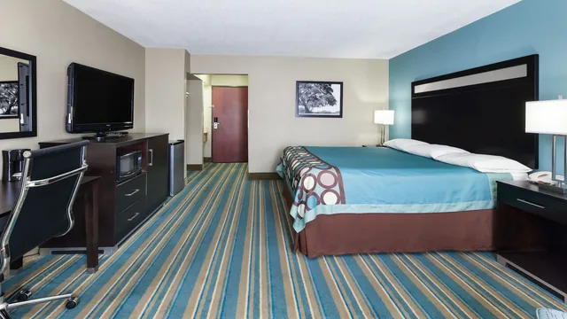 Super 8 by Wyndham Sulphur photo 2