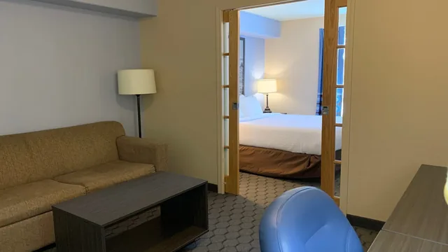 Super 8 by Wyndham Swan River MB photo 9