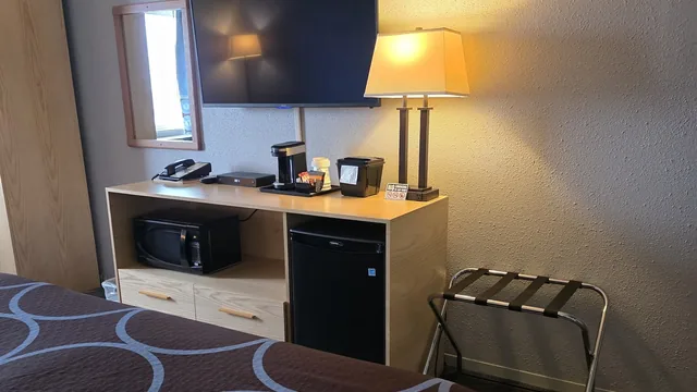 Super 8 by Wyndham Swift Current photo 9