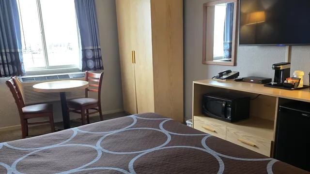 Super 8 by Wyndham Swift Current photo 11