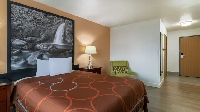 Super 8 by Wyndham The Dalles OR photo 1