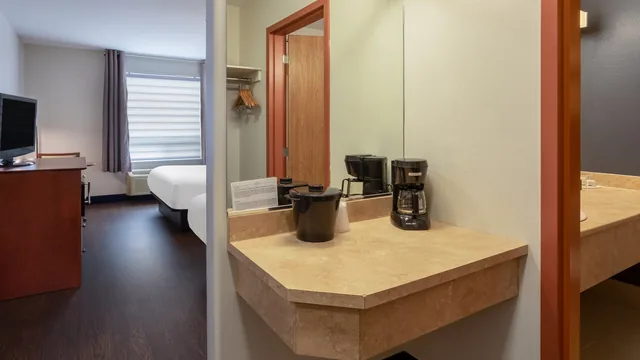 Super 8 by Wyndham Trois-Rivieres photo 12