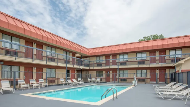 Super 8 by Wyndham Tulsa photo 4