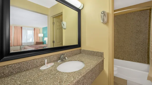 Super 8 by Wyndham Tulsa photo 8