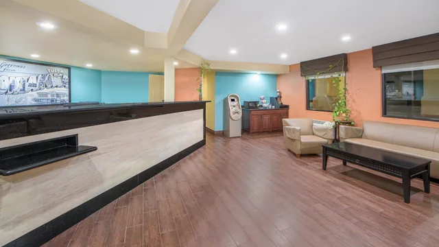 Super 8 by Wyndham Tulsa photo 11