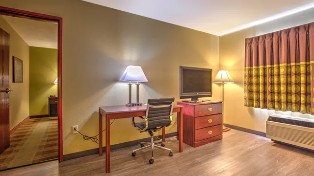 Super 8 by Wyndham Waterloo photo 8