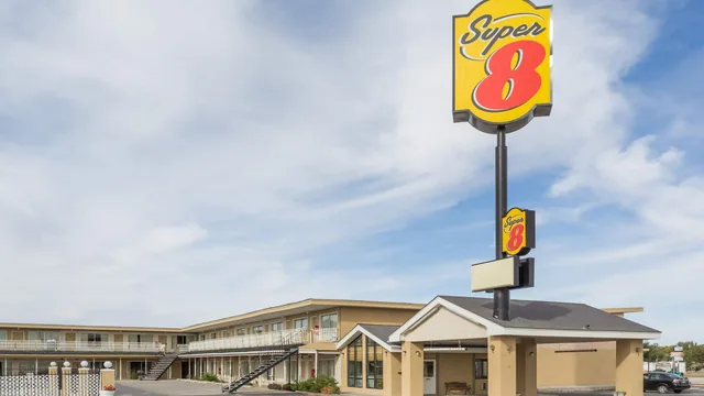 Super 8 by Wyndham Wells photo 12