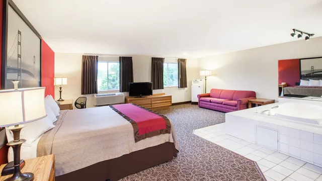 Super 8 by Wyndham West Branch photo 9