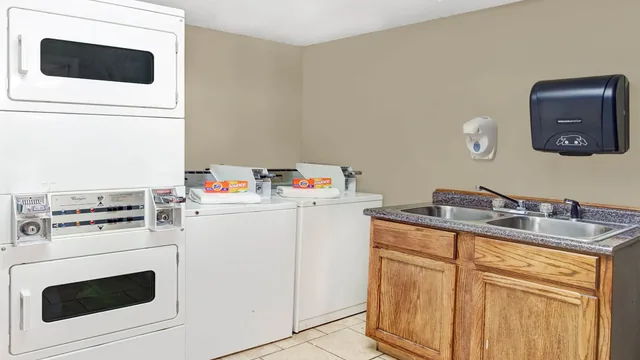 Super 8 by Wyndham West Memphis photo 8