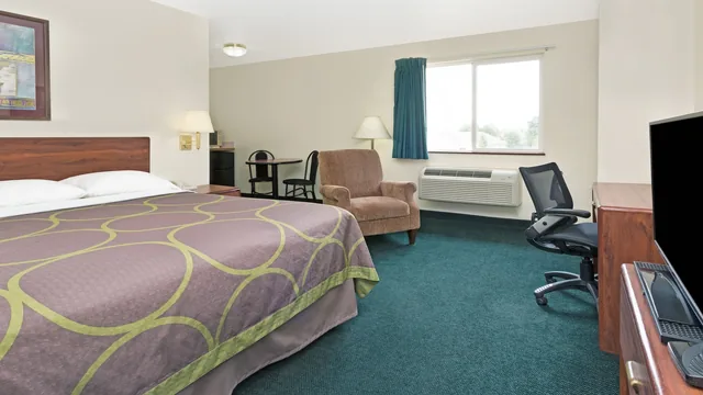 Super 8 by Wyndham Windsor photo 2