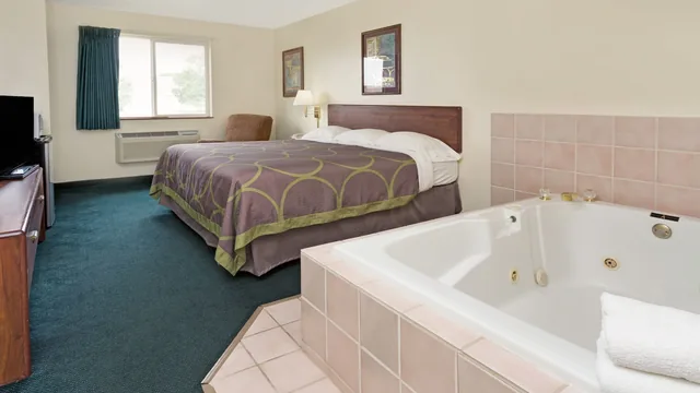 Super 8 by Wyndham Windsor photo 4