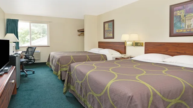 Super 8 by Wyndham Windsor photo 6