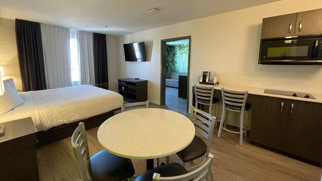 Super 8 by Wyndham Winnipeg East MB photo 11