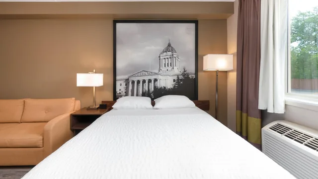 Super 8 by Wyndham Winnipeg West photo 4