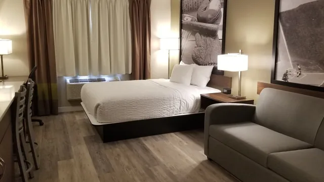 Super 8 by Wyndham Winnipeg West photo 5
