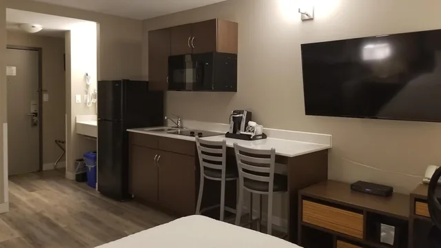 Super 8 by Wyndham Winnipeg West photo 6