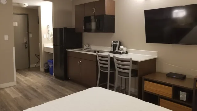 Super 8 by Wyndham Winnipeg West photo 9