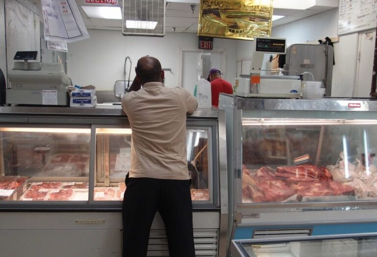 🇺🇸 Exploring Divine Delicacies at Bismillah Halal Meats in Hyattsville, United States